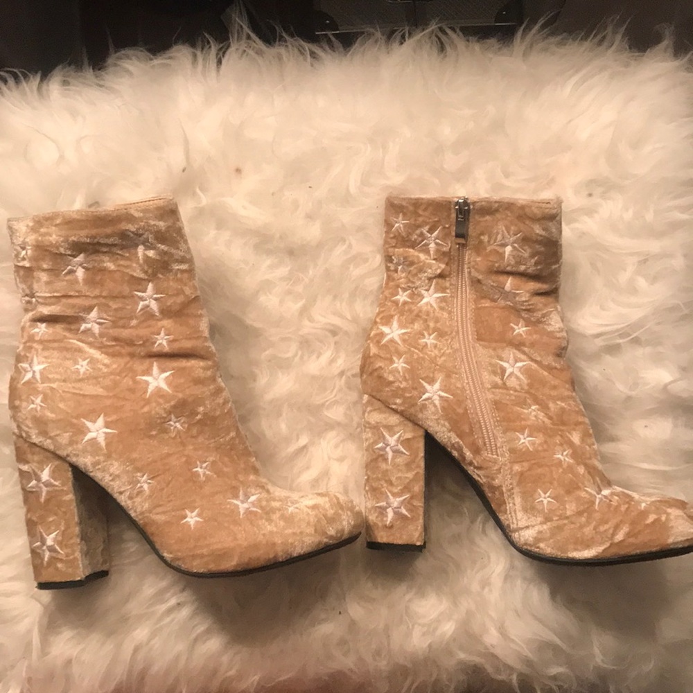 Women boots, comfortable , fashionable for winter